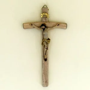Wandkreuz mit handgeschnitzten Korpus 15 cm