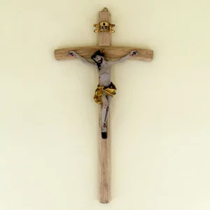 Wandkreuz mit handgeschnitzten Korpus 25 cm